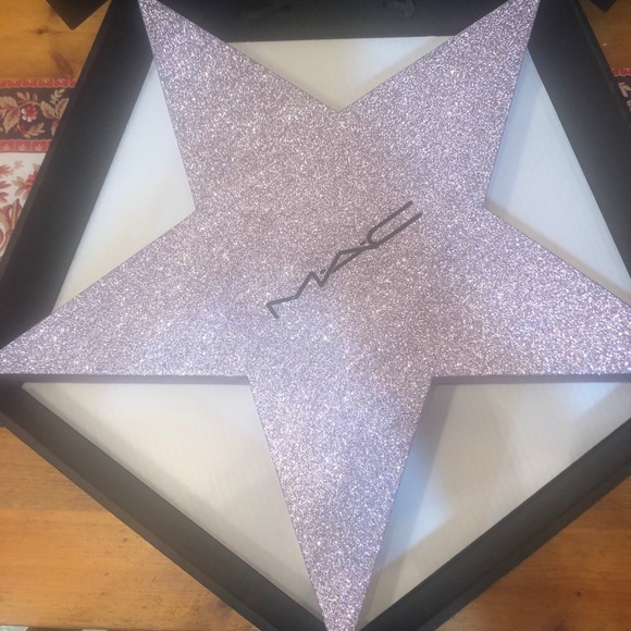 24 piece MAC Star Advent Calendar 2020 - Picture 6 of 7